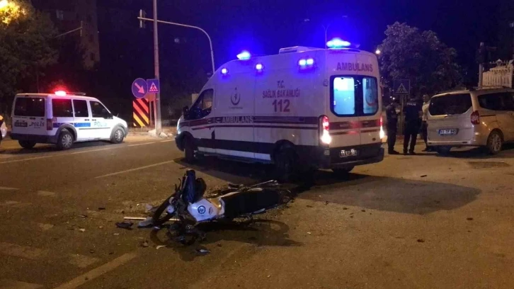 Ticari araç ile motosiklet çarpıştı: 1’i ağır 2 yaralı
