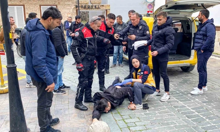 Ticari taksi ve motosiklet sürücüsü arasında yol verme kavgası: 1 yaralı
