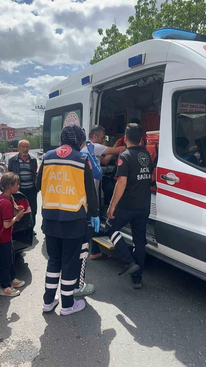 Ticari taksinin çarptığı çocuk, ambulanstan kaçtı
