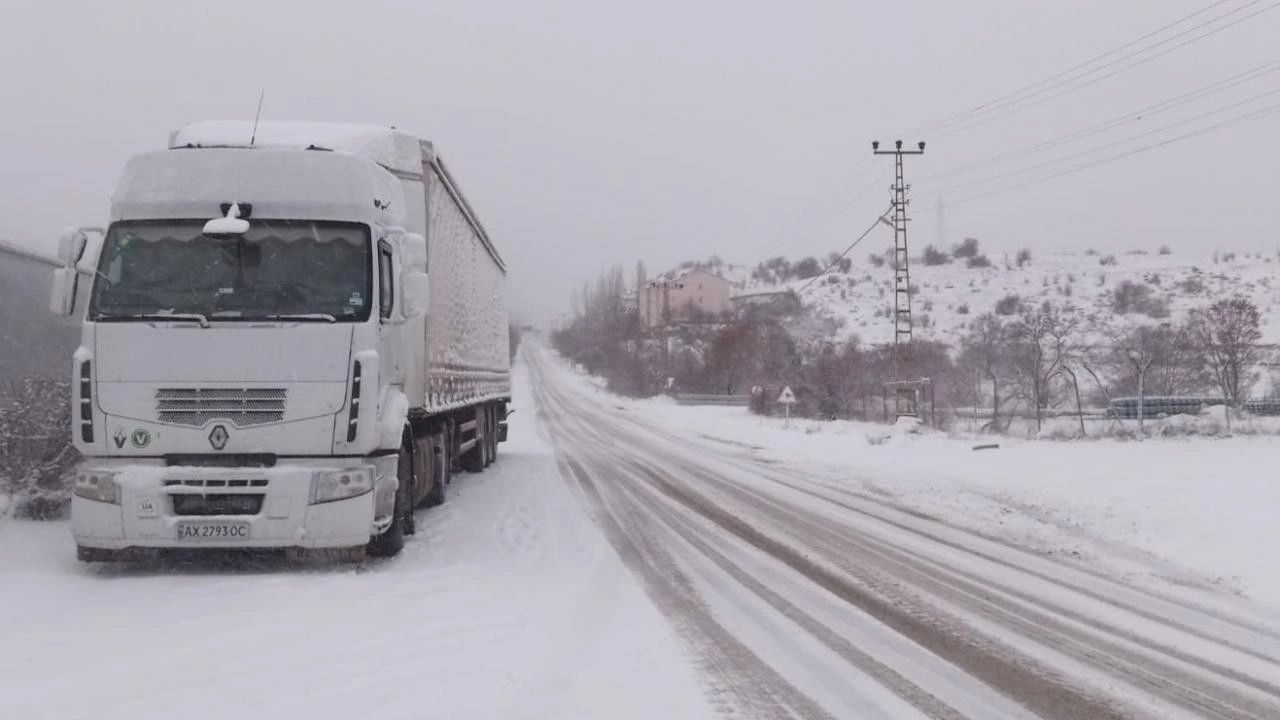 Tipi nedeniyle iki kara yolu, tırlara kapatıldı