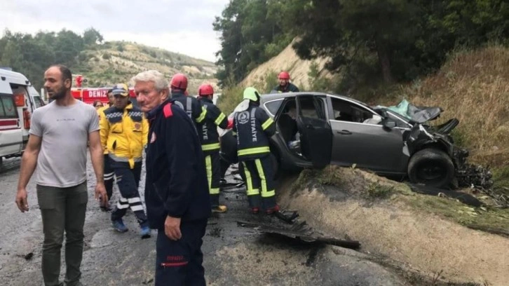 Tır çarptığı otomobili metrelerce sürükledi: 3 ölü, 2 yaralı