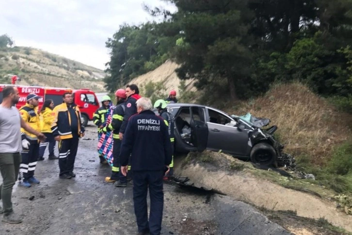 Tır çarptığı otomobili metrelerce sürükledi: 4 ölü