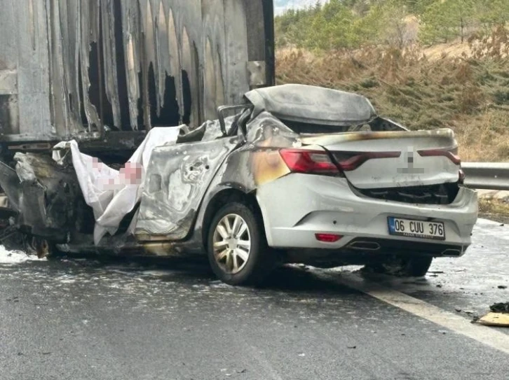 Tır dorsesine çarpan araç alev aldı: 1 ölü
