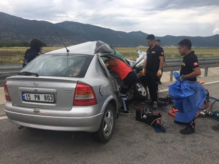 Tır ile çarpışan otomobildeki kadın öldü
