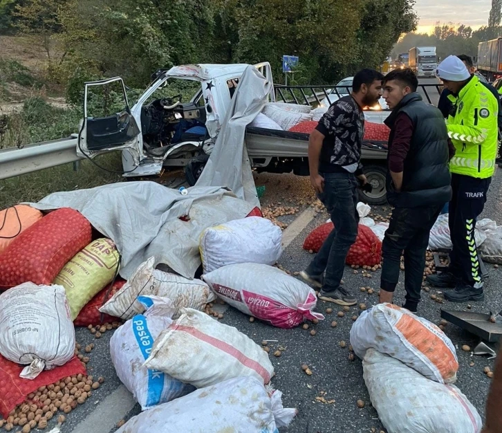 Tır ile ceviz yüklü kamyonet çarpıştı: 3 yaralı
