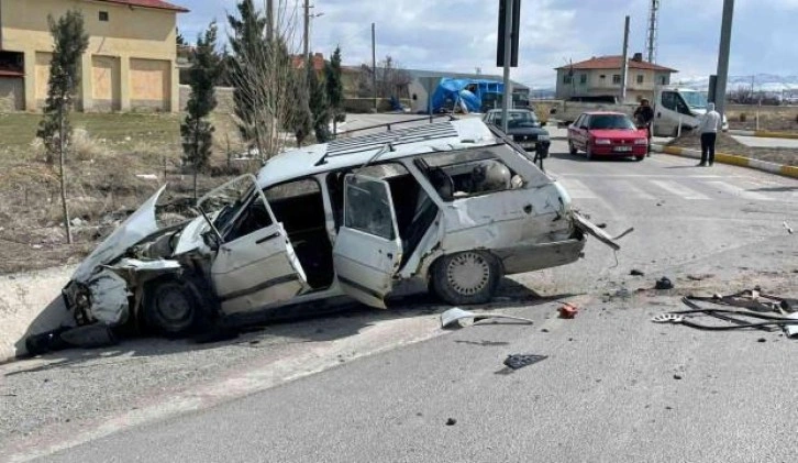 TIR ile otomobil çarpıştı: 1'i çocuk 4 yaralı!