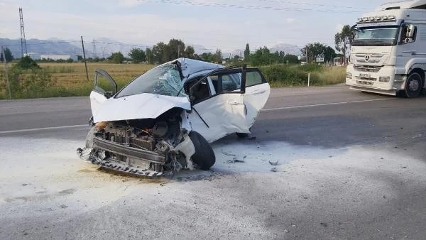 TIR ile otomobilin çarpıştığı kaza kamerada