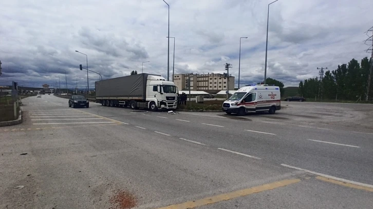 Tır, kırmızı ışıkta bekleyen otomobile arkadan çarptı: 2 yaralı
