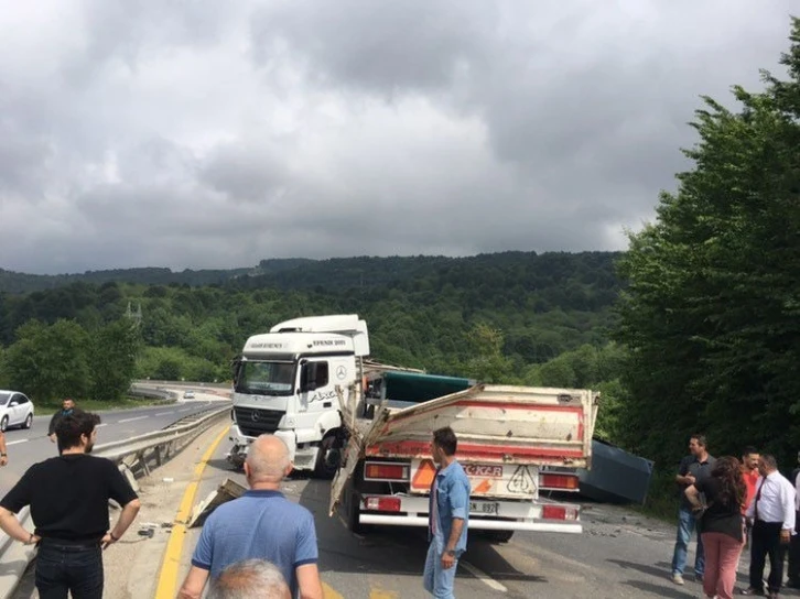 Tır makasladı, yol trafiğe kapandı
