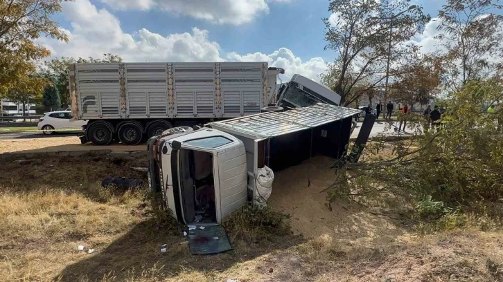 Tır önünde seyreden kamyonete çarptı: 4 yaralı
