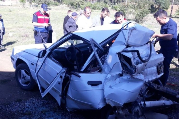 Tır, otomobili kağıt gibi ezdi: 1 ölü, 3 yaralı