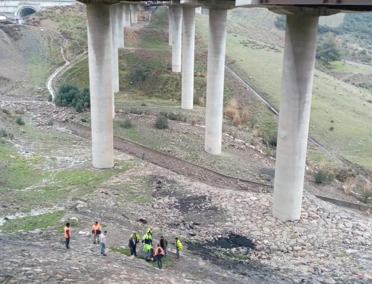 Tır viyadükte asılı kaldı: Sürücü metrelerce yükseklikten aşağı düştü
