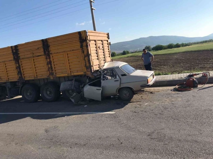 Tıra arkadan çarpan otomobil bir aileye mezar oldu
