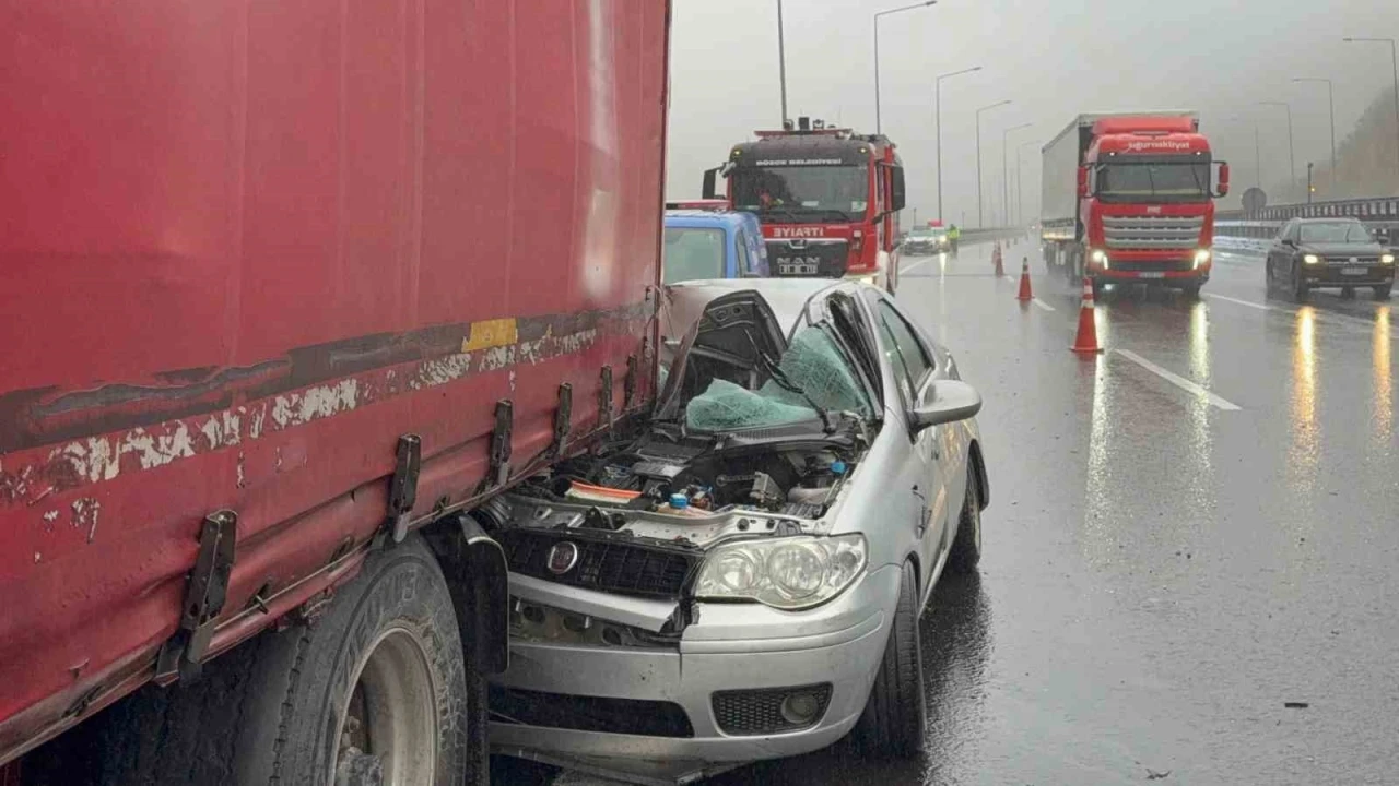 Tıra arkadan çarpan otomobilde 1 kişi öldü, 4 kişi yaralandı
