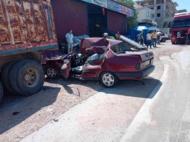 Tıra çarpan otomobilin sürücüsü yaralandı
