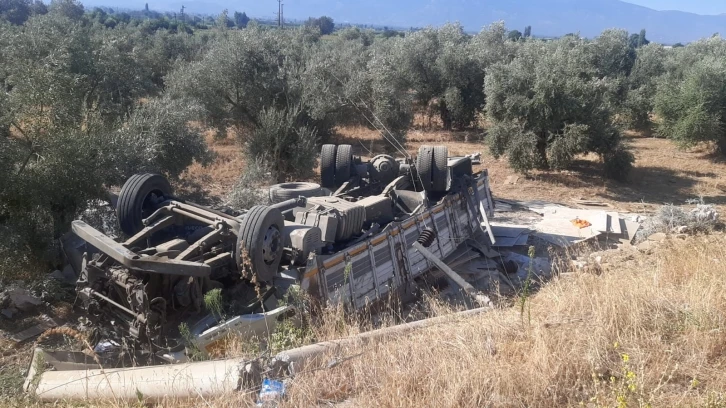 Tire’de kamyon şarampole devrildi; sürücü ağır yaralandı
