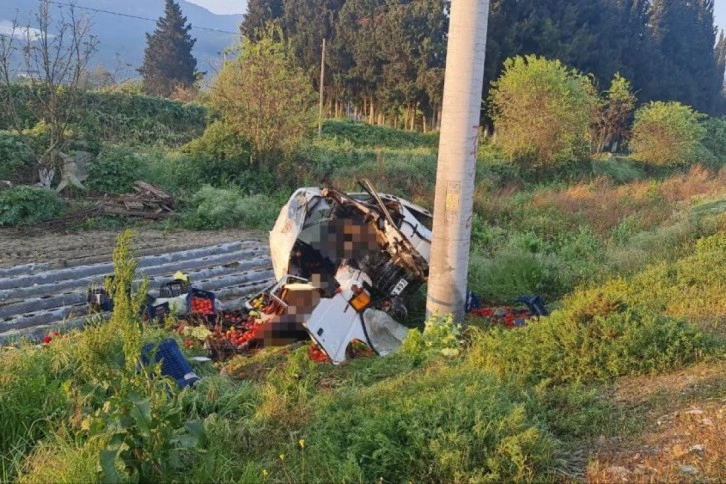 Tire’de minibüs elektrik direğine çarptı: 2 ölü, 1 yaralı