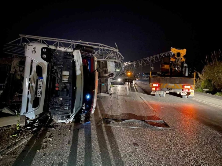 Tırın açılan dorsesi EDS’ye çarptı, ortalık savaş alanına döndü
