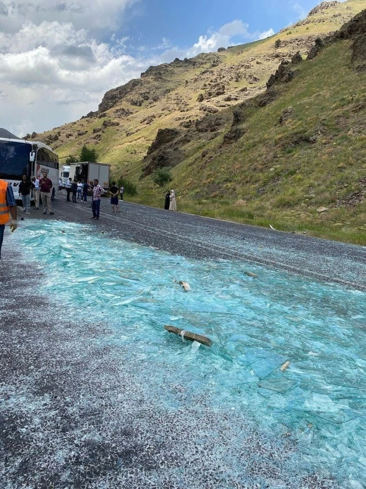 Tırın çadırı açıldı, cam kırıkları yola saçıldı
