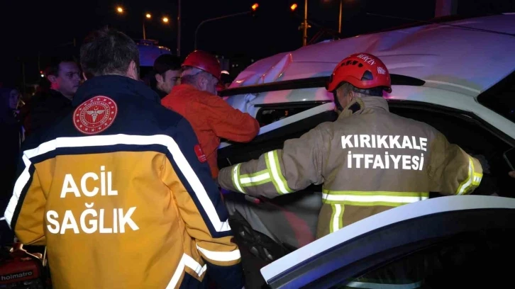 Tırın çarptığı hafif ticari araç hurdaya döndü: 3 yaralı
