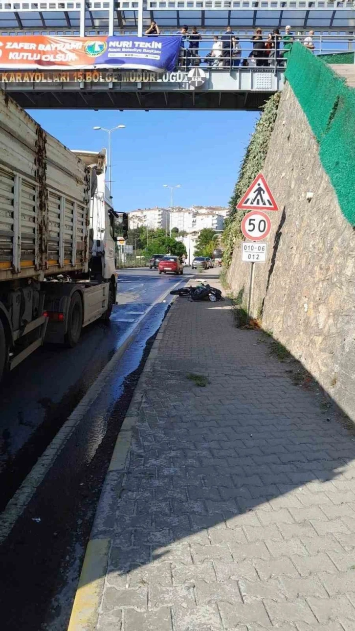 Tırın çarptığı motosiklet sürücüsü hayatını kaybetti, ağabeyi yaralı
