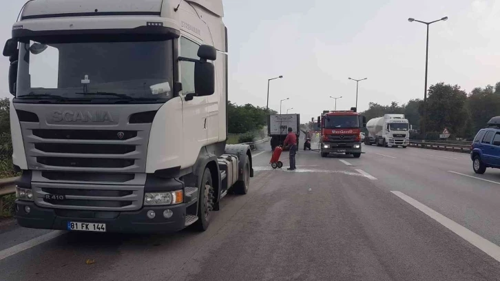 Tırın dorsesinde çıkan yangın, itfaiye ve vatandaşların yardımıyla söndü
