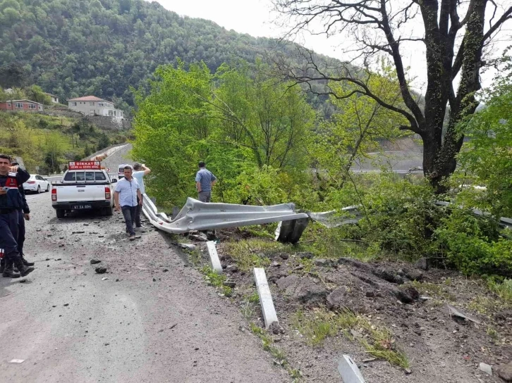 Tırın dorsesinden düşen kepçe ormanlık alana uçtu
