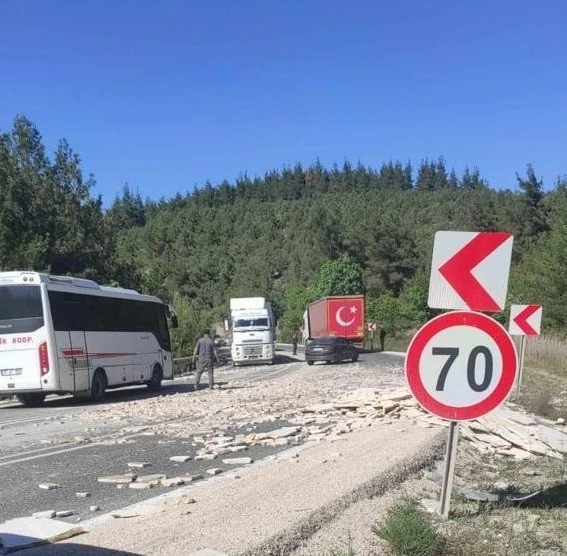 Tırın dorsesine yüklü mermerleri tutan halatlar kopunca olanlar oldu
