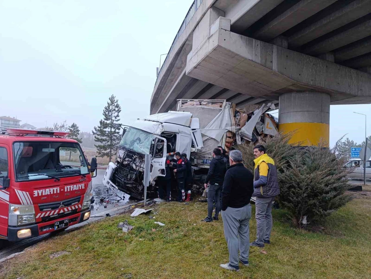 Tırın köprü kolonuna ve otomobile çarptığı kazada faciadan dönüldü
