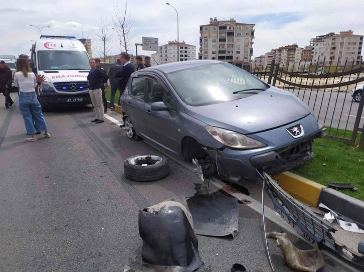 Tırın sıkıştırdığı otomobil orta refüje çıktı: 3’ü çocuk 4 yaralı
