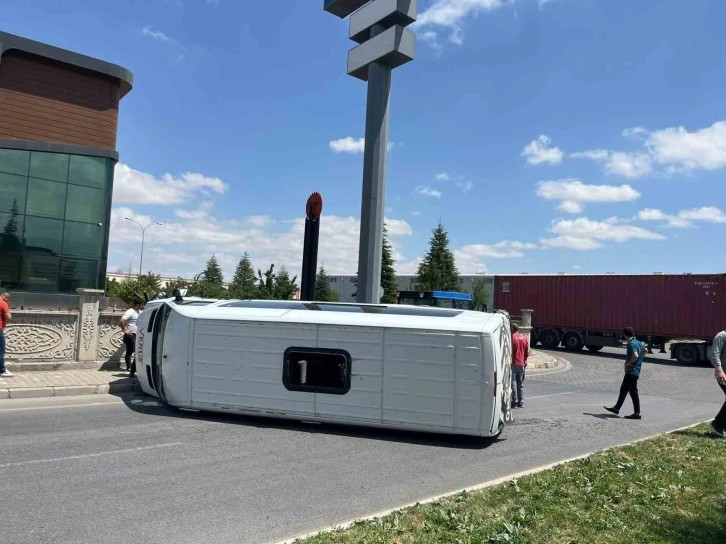 Tırla çarpışan minibüs devrildi
