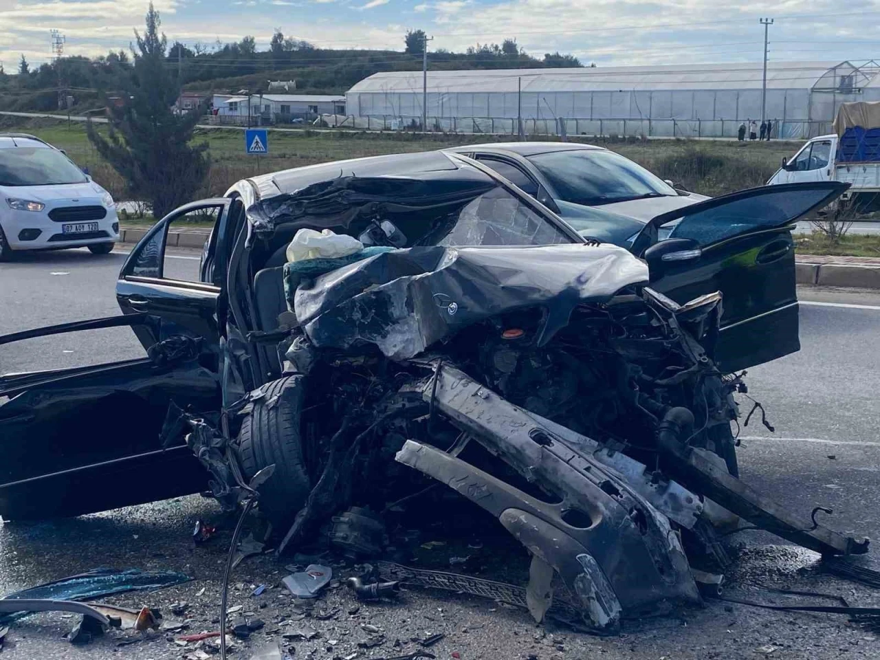 Tırla çarpışan otomobil hurdaya döndü: 3 yaralı
