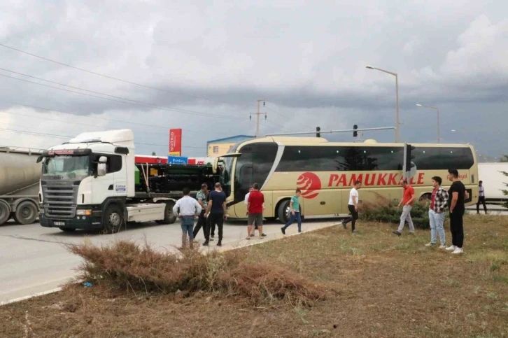 Tırla yolcu otobüsün çarpıştığı kaza ucuz atlatıldı
