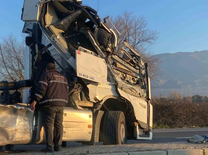 Tırlar çarpıştı, karayolu savaş alanına döndü
