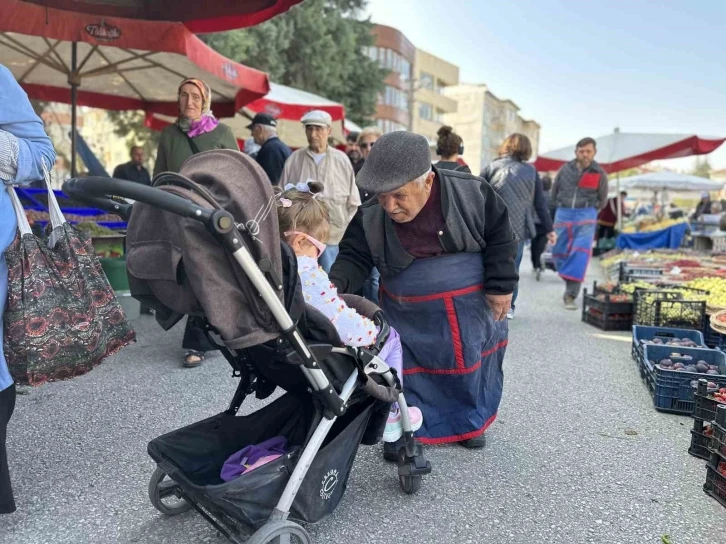 Tiyatroların sevilen yüzü semt pazarının da ilgi odağı oldu
