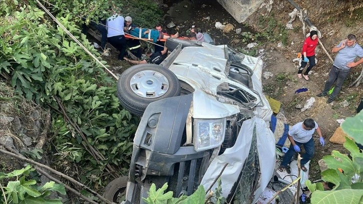 Tokat'ta fındık işçilerini taşıyan minibüs devrildi, 20 kişi yaralandı