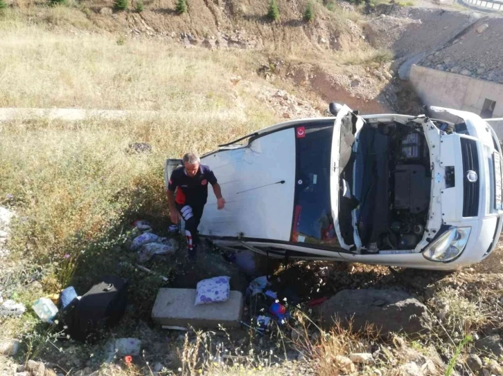 Tokat’ta hafif ticari araç şarampole devrildi: 3 yaralı
