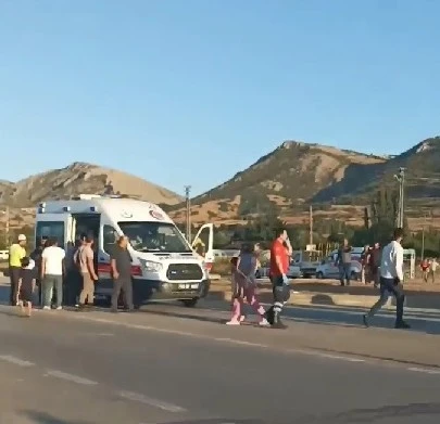 Tokat’ta okul servisi ile hafif ticari araç çarpıştı: 10 yaralı
