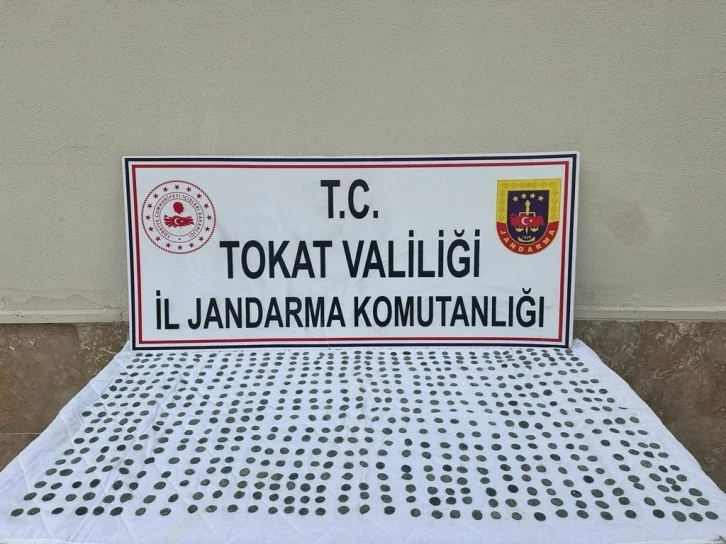 Tokat’ta Selçuklu dönemine ait 620 adet sikke ele geçirildi
