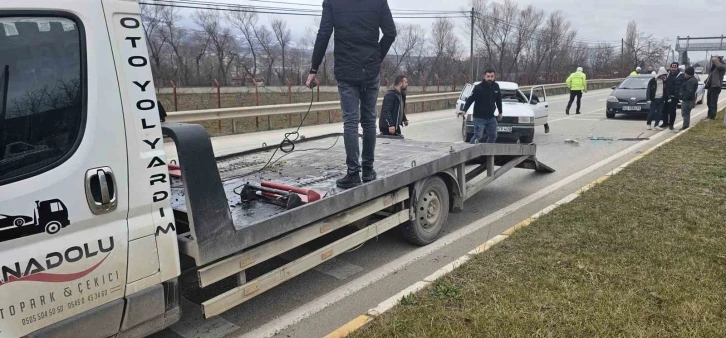 Tokat’ta takla atan otomobil vatandaşlar elleriyle çevirdi
