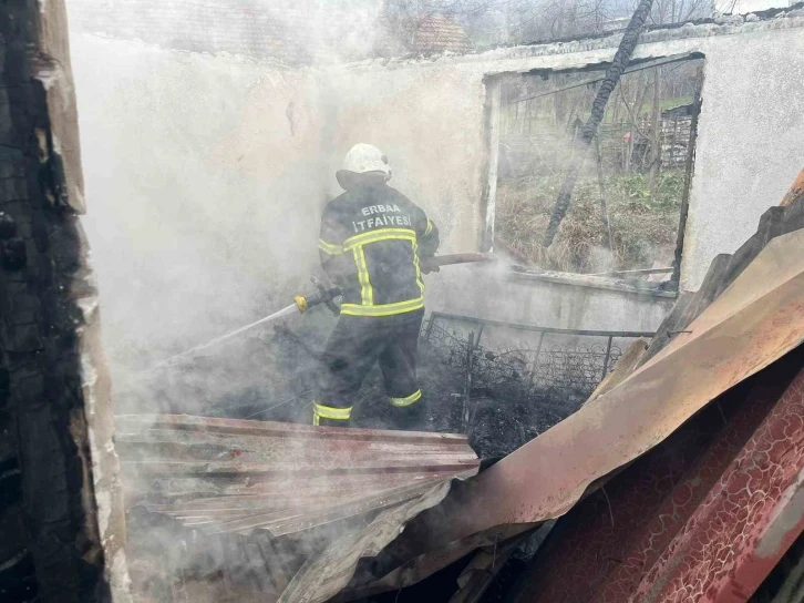 Tokat’ta tek katlı ev çıkan yangında kullanılamaz hale geldi
