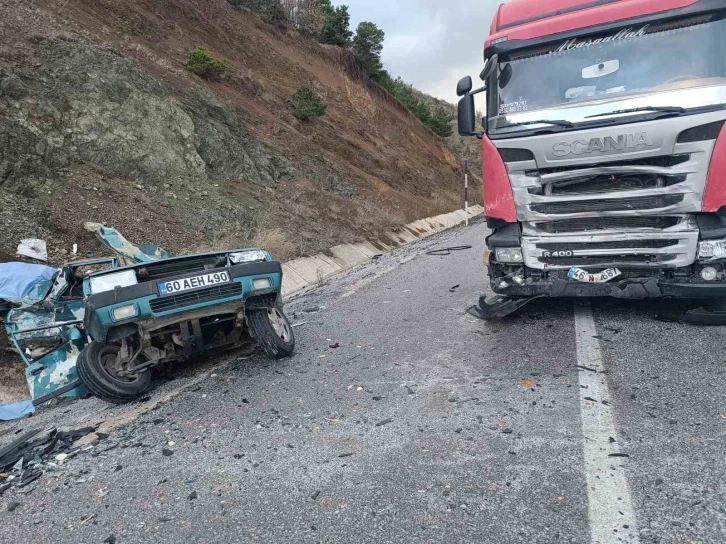 Tokat’ta tır ile otomobil çarpıştı: 2 ölü, 1 yaralı
