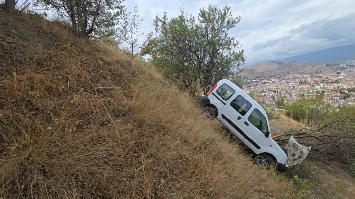 Tokat’ta uçuruma yuvarlanan araç ağaca çarparak durdu
