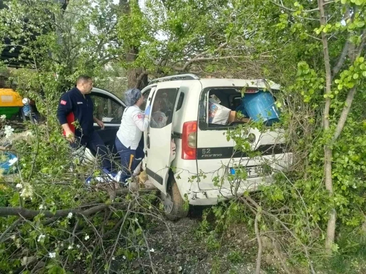 Tokat’ta virajı alamayarak ağaca çarparak durabildi
