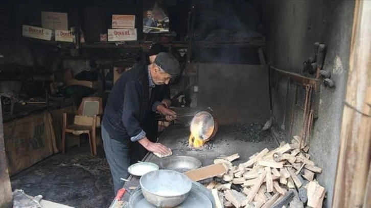 Tokatlı 80 yaşındaki kalay ustası, mesleğini 70 yıldır sürdürüyor