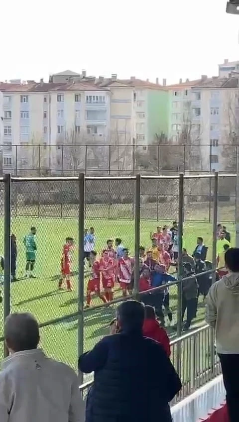 Tokatta cezalı antrenör tel örgüleri aşarak sahaya indi
