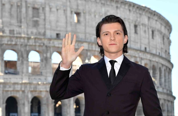 Tom Holland sosyal medyaya ara verdi
