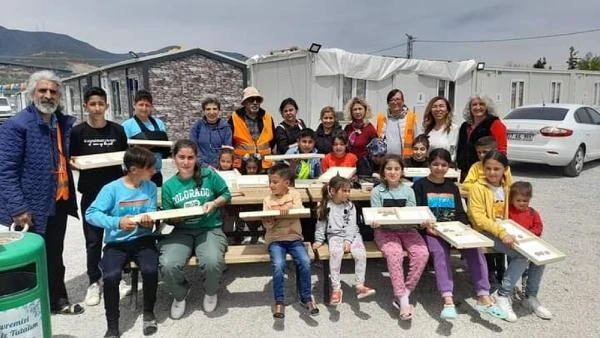 'Tombul ile Hımbıl', depremzede çocukları güldürdü