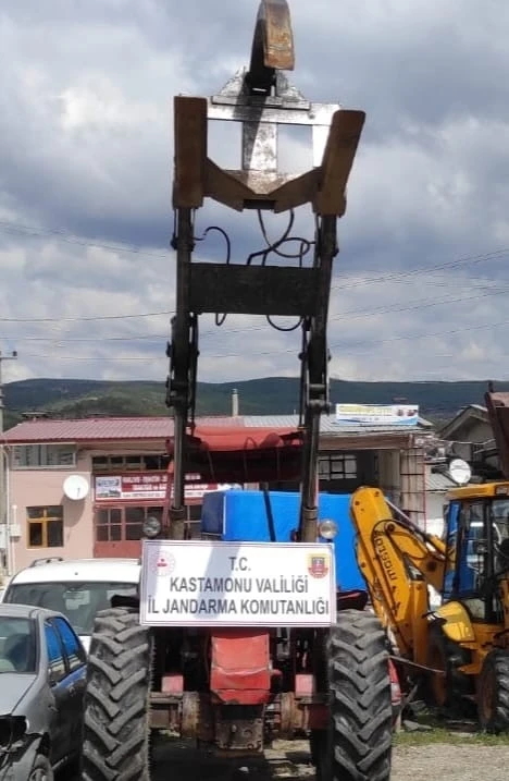 Tomruk yükleyici çalan hırsızlar jandarmadan kaçamadı: 3 gözaltı
