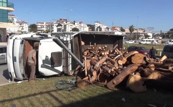 Tomruk yüklü kamyon devrildi; 1 yaralı